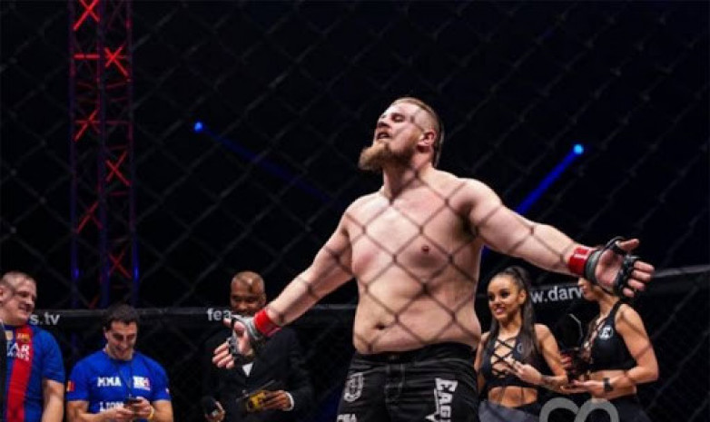 ВИДЕО. Молдаванин выиграл в дебютном поединке UFC и бросил в честь этого тренера через бедро