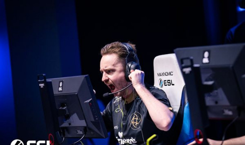 «Team Dignitas» перевели «GeT_RiGhT» и «Xizt» на скамью запасных