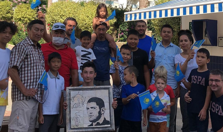 Али Турганбеков создал картину из коралловых камней для Хабиба Нурмагомедова