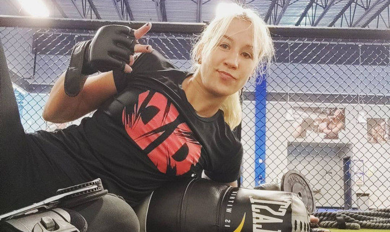 ВИДЕО. Мария Агапова начала осваивать игру на гитаре