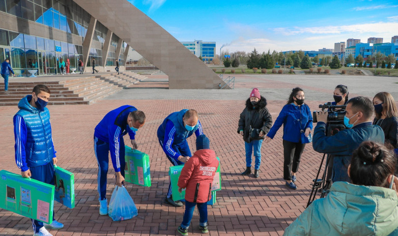 «Жетісу» ойыншылары балаларға қайырымдылық жасады 