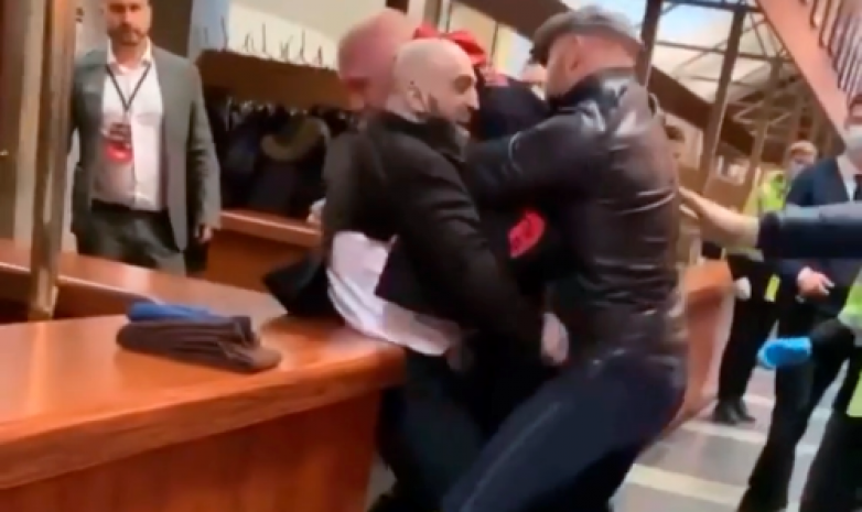 ВИДЕО. Ресейлік екі файтер төбелес шығарды