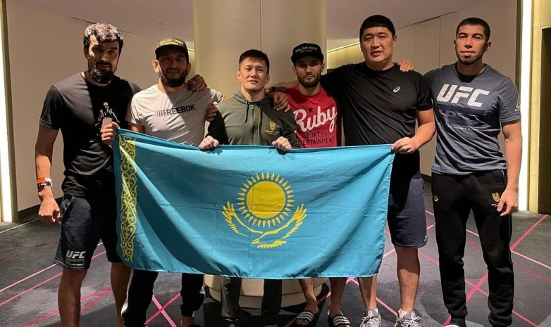 Жалғас Жұмағұлов UFC комментаторларына қазақстандық шоколад сыйлады