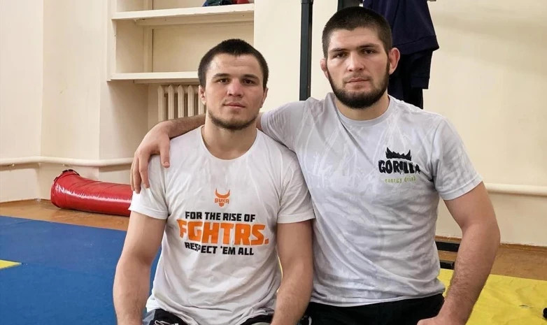 Хабиб Умар Нурмагомедовтан жеңілген Сергей Морозовтың қолын қысты (видео)