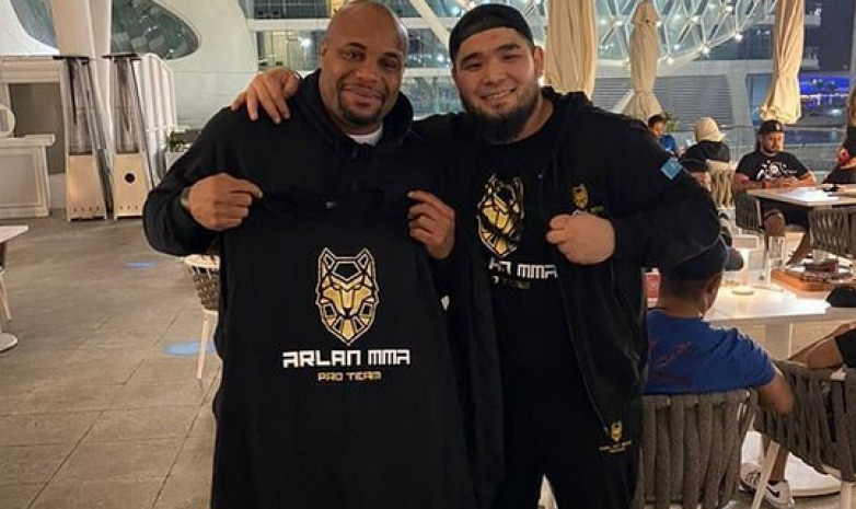 Видео. Дархан Бакенов вручил Даниэлю Кромье фирменную футболку Arlan MMA Pro Team