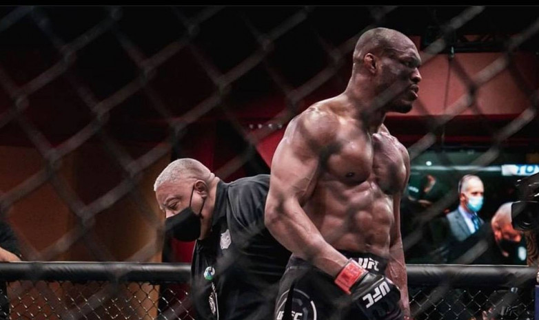 Камару Усман и Роуз Намаюнас получили денежные бонусы по итогам турнира UFC 261