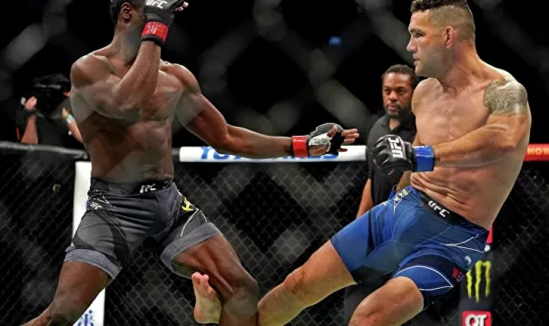 Боец UFC показал рентгеновские снимки страшного перелома ноги