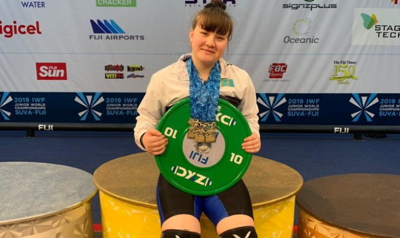 Карина Кузганбаева завоевала серебряную медаль чемпионата Азии по тяжелой атлетике