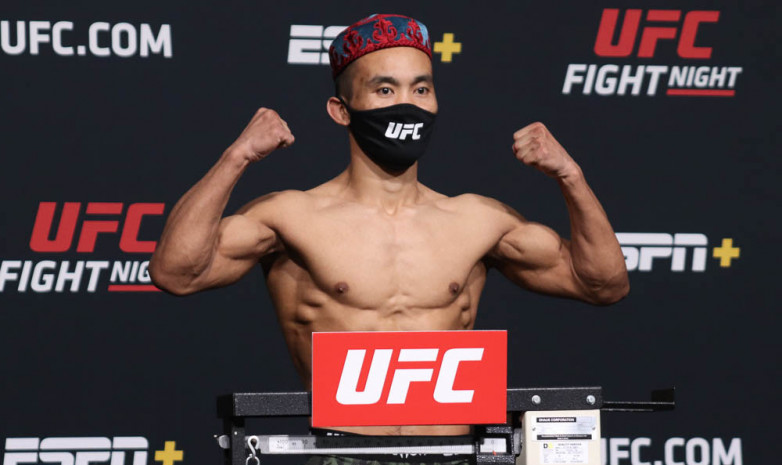 Этнический казах из Китая с поражения дебютировал в UFC