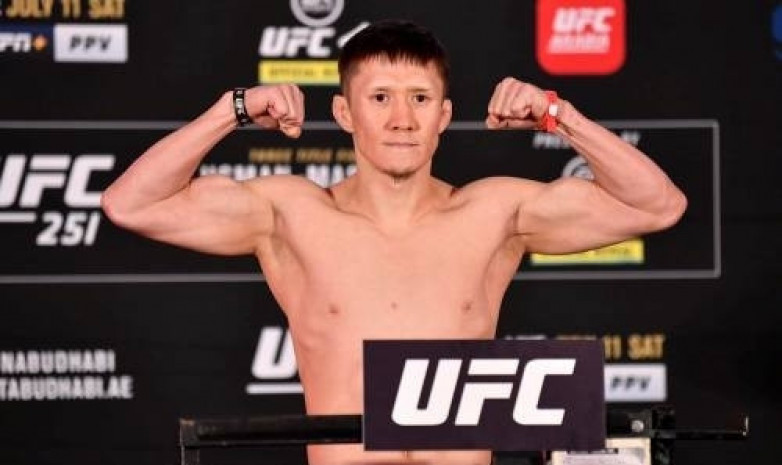 Жалғас Жұмағұлов UFC-дегі үшінші жекпе-жегі алдында АҚШ-қа аттанды