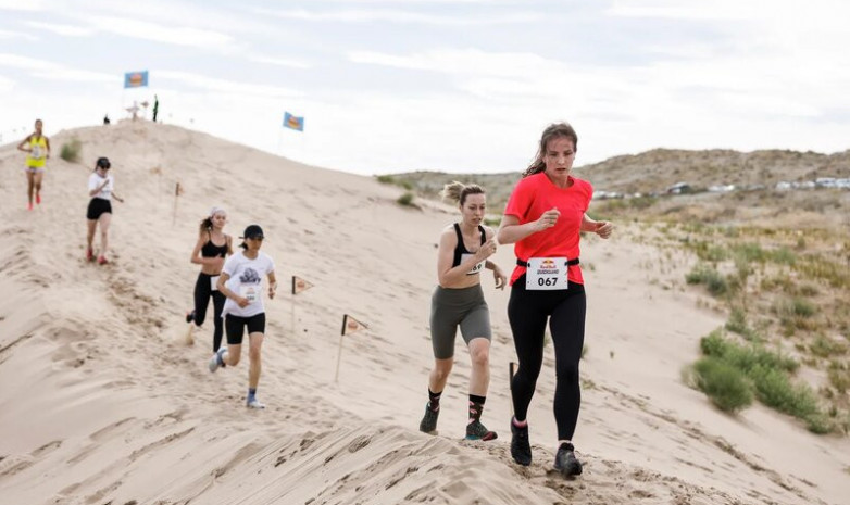 В Казахстане прошел первый забег по песку «Red Bull QuickSand»‎