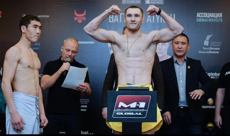 Сергей Морозов UFC бас киімінің авторымен таныстырды