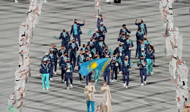 «Әлемге қазақтың ою-өрнегінің әсемдігін көрсету» - сәнгер Олимпиада туын ұстаушылардың киімдері туралы айтты
