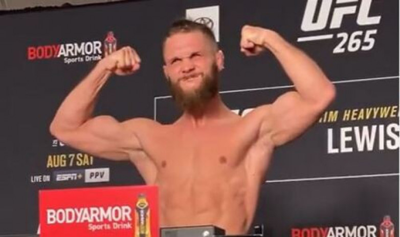Қазақстанның тумасы UFC 265 турниріндегі жекпе-жегі алдында салмақ өлшеді