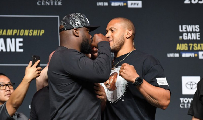 ВИДЕО. Битвы взглядов участников турнира UFC 265