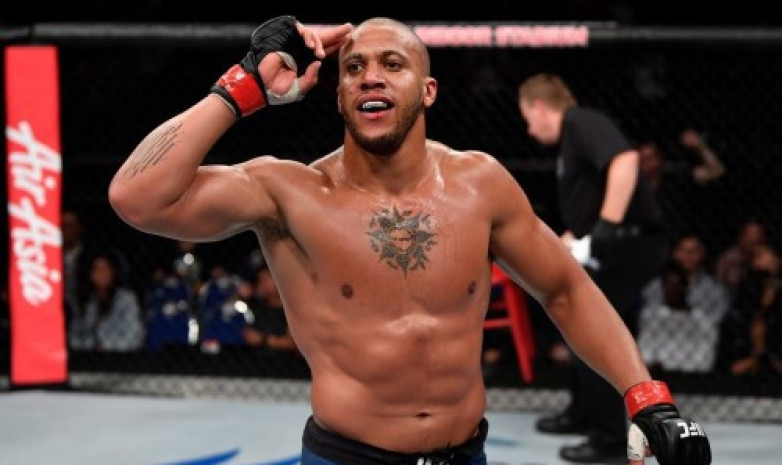 UFC 265 турнирінің басты жекпе-жегі нокаутпен аяқталды