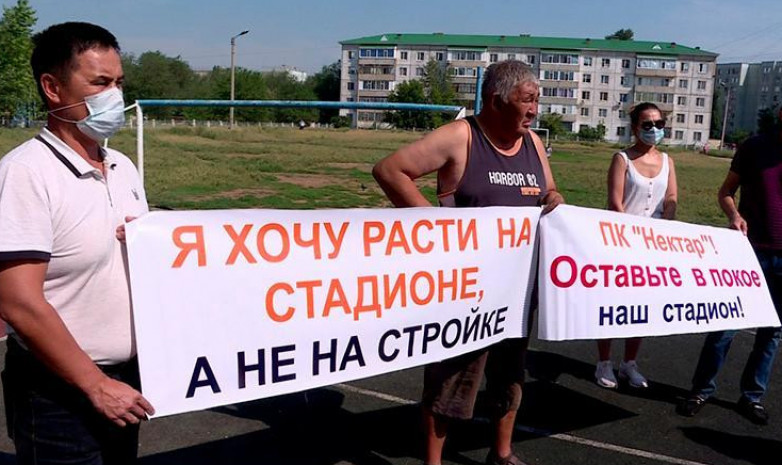 В Актобе жители протестуют против постройки дома на месте стадиона 