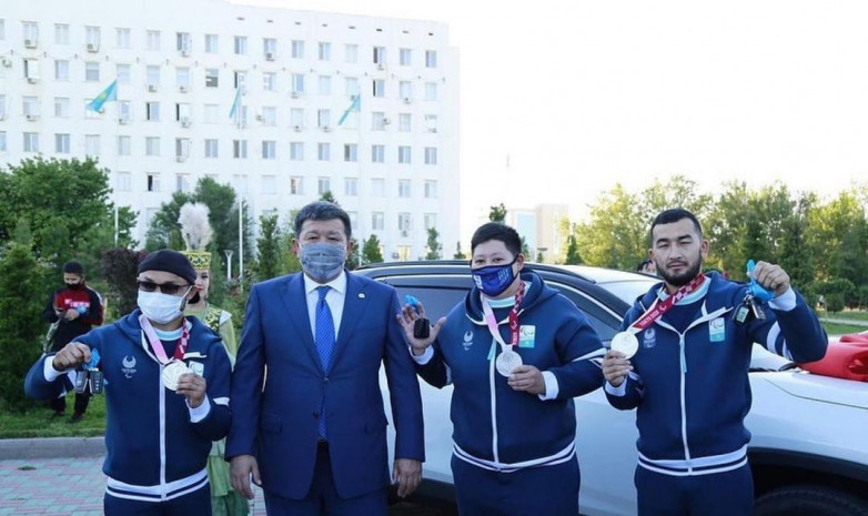 Призеры Паралимпийских игр получили ключи от квартиры и машины