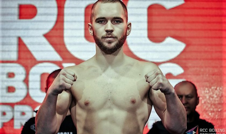 Станислав Калицкий WBO чемпионы титулы үшін жекпе-жек алдында салмақ өлшеді