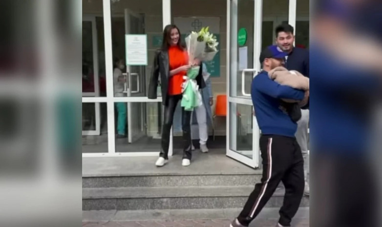 Появилось видео выписки Сабины Алтынбековой из роддома