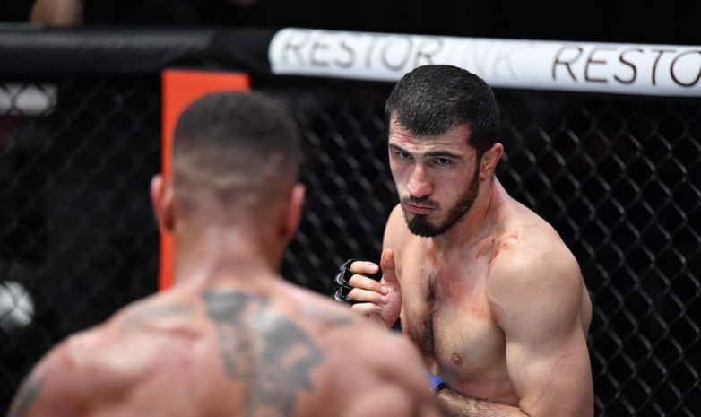 UFC Вегас 40. Эмеев проиграл Робертсу раздельным решением