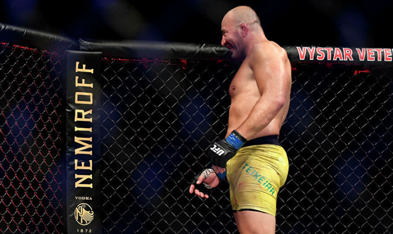 42-летний Тейшейра стал чемпионом UFC, победив Блаховича удушающим приемом