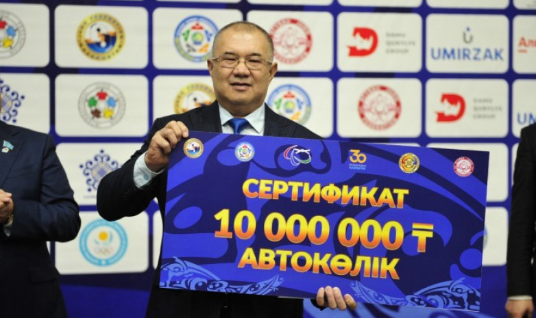 Қазақстандық бапкер ұстазына 10 млн теңге сыйлады