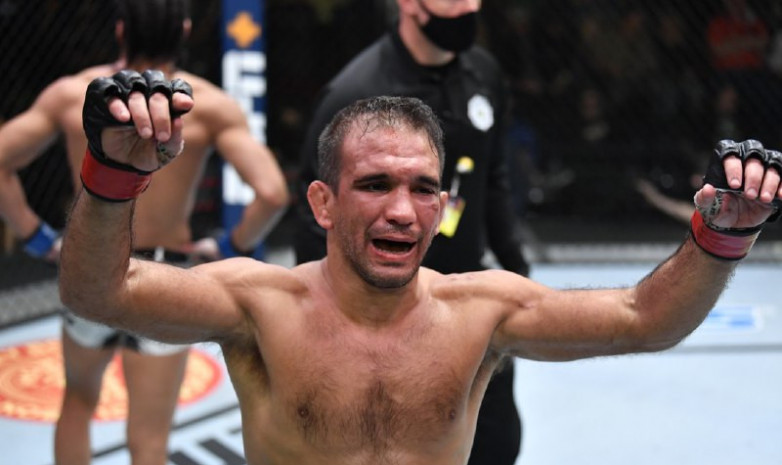 37 жастағы файтер UFC-дағы кезекті жеңісіне қол жеткізді