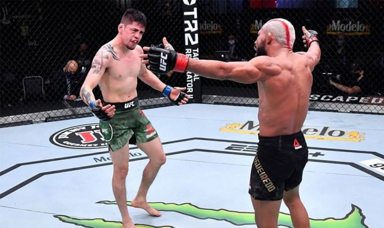 UFC титулы үшін өткен жекпе-жек чемпионның жеңілісімен аяқталды