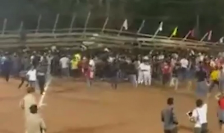 На футболе в Индии в результате крушения трибуны пострадало 200 человек (видео)