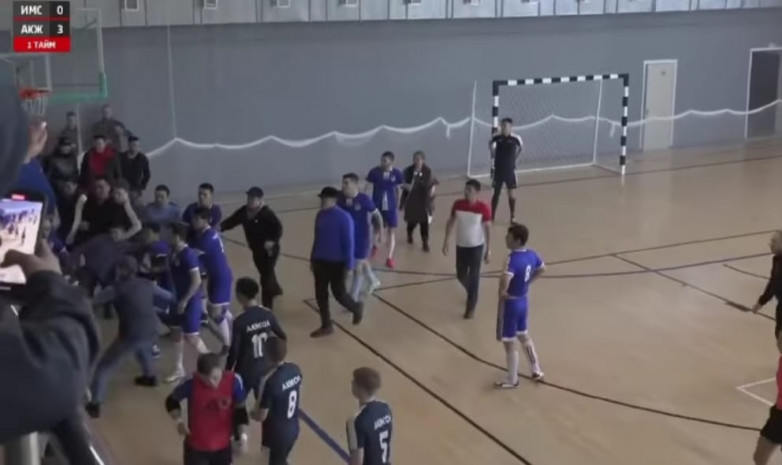 Видео. Мерекелік футзал турнирі жаппай төбелеспен аяқталды