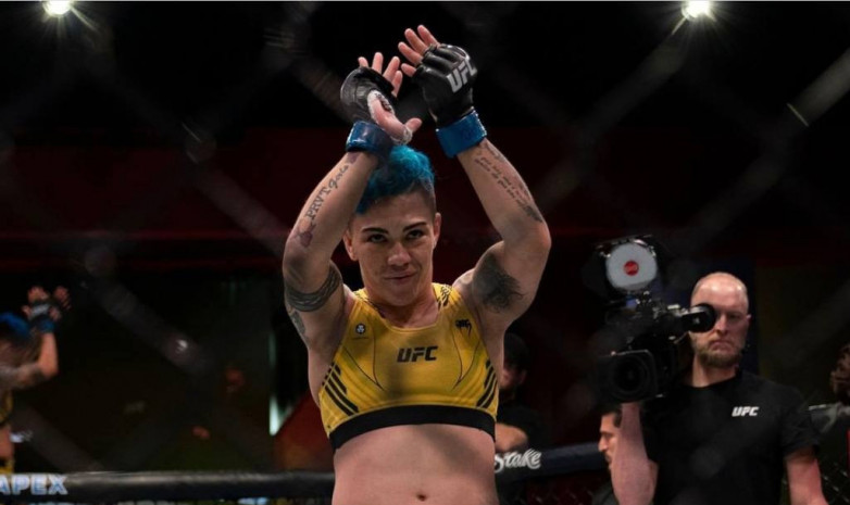 Андраде UFC Fight Night 205 турнирінің басты кездесуінде Лемосты жеңді