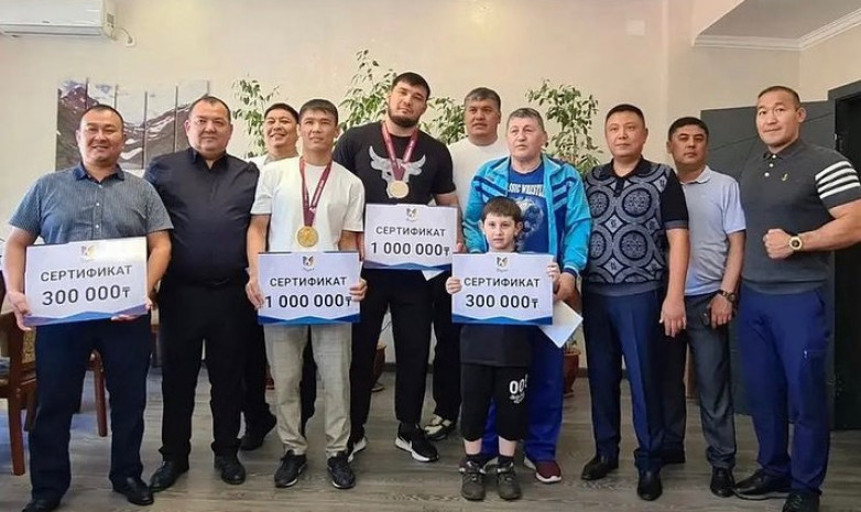 Азия чемпионатында жүлде алған шымкенттік балуандар марапатталды