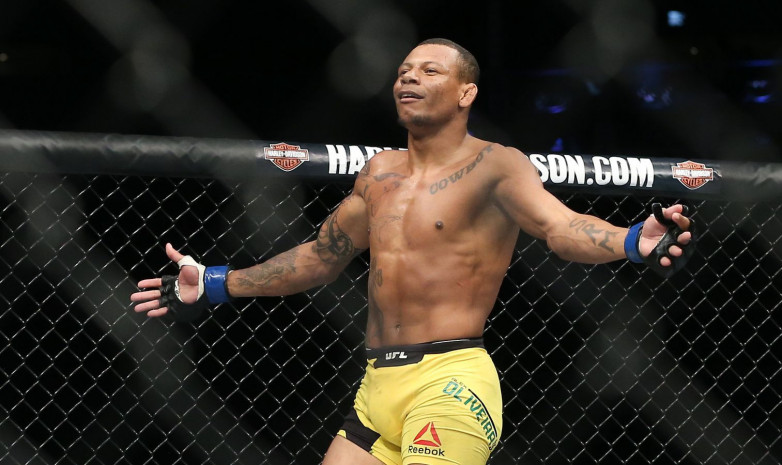 UFC үш файтермен қоштасты 
