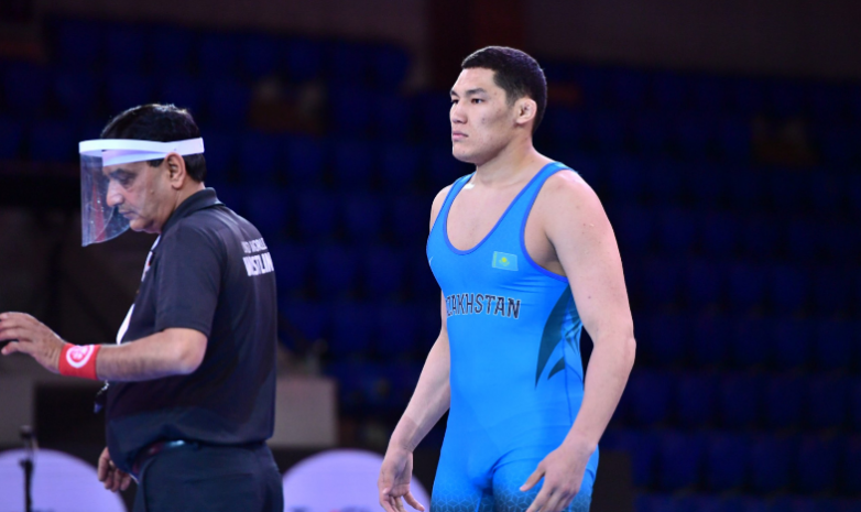 Трое казахстанских борцов вышли в финал ЧА