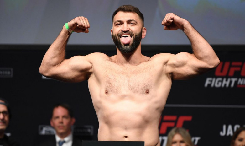 Фото. UFC-дің бұрынғы чемпионы Геннадий Головкинмен кездесті