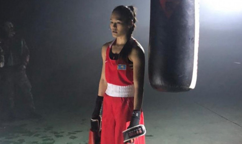 Алуа Балқыбекова болгариялық қарсыласын нокаутқа түсіріп, 2022 жылғы әлем чемпионатының финалына шықты