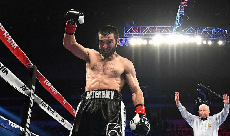 Артур Бетербиев WBC, IBF және WBO титулдары үшін кіші Джо Смитті нокаутқа түсірді