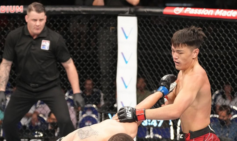 Қытайлық қазақтың UFC-дегі дебюттік жекпе-жегіндегі нокаутының видеосы