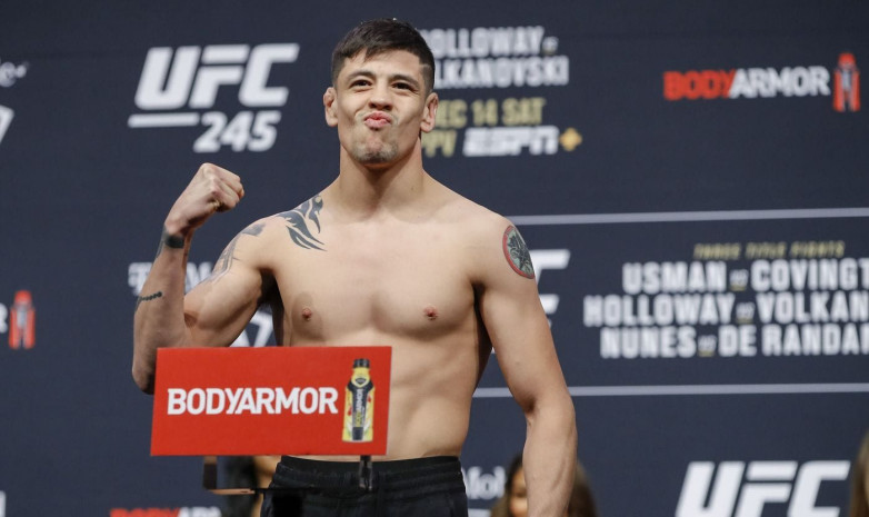 Морено UFC-дің уақытша чемпионы атанды