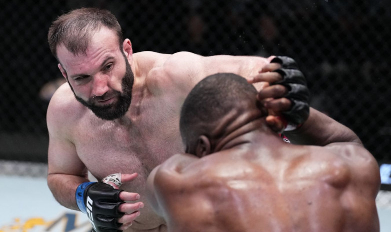 «Оның зейнетке шығатын уақыты келді». Азамат Мурзаканов UFC-дегі дебюті және UFC on ESPN 41 туниріндегі қарсыласы туралы пікір білдірді