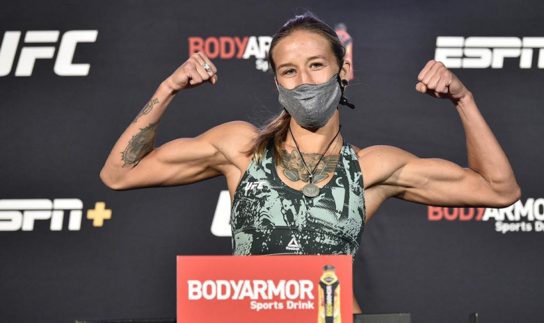 Мария Агапова UFC жекпе-жегінің алдында салмақ өлшеу рәсімінен өтті