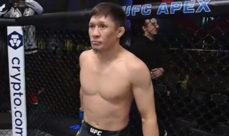 Жалғас Жұмағұлов UFC-дегі жанжалдан кейін спорттан кететінін мәлімдеді