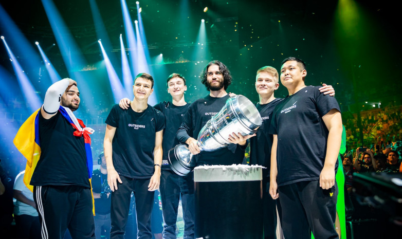 Outsiders ұжымы HLTV.org нұсқасы бойынша әлемнің ең үздік командалары рейтингінде бірінші орын алды