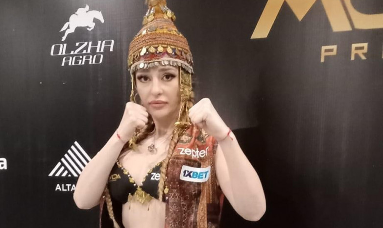 Ангелина Лукас салмақ өлшеу рәсіміне сәукеле киіп шықты