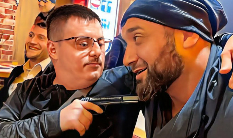 Член команды Хабиба прилюдно плюнул в человека. ВИДЕО
