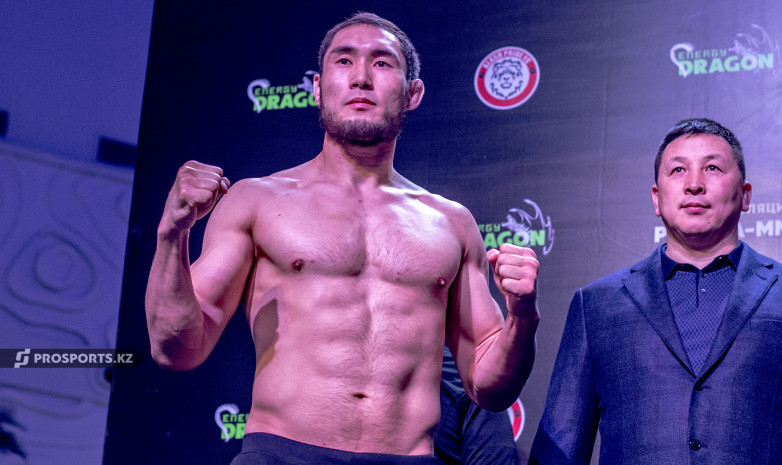 «Казахский гигант» нокаутировал экс-чемпиона PFL