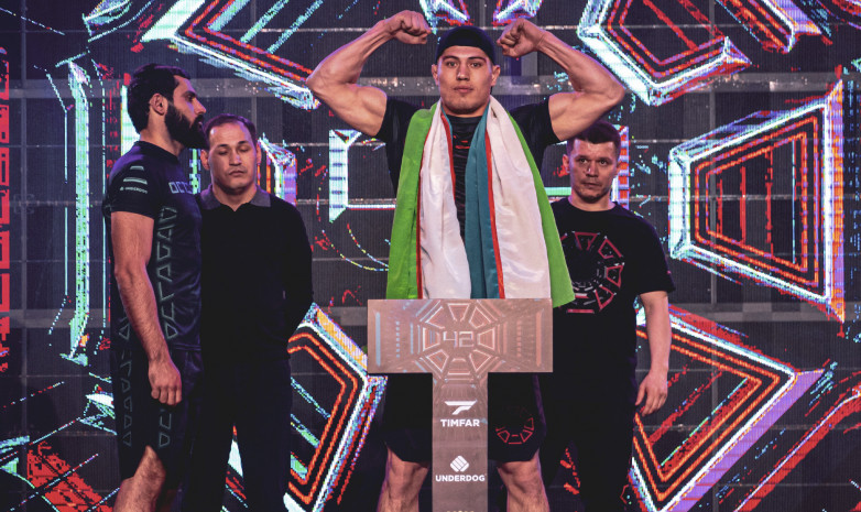 Непобежденный узбекский файтер забил соперника на турнире OCTAGON 42. Видео