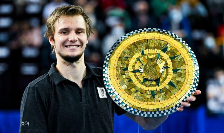 Лидер сборной Казахстана в паре вышел во второй круг «Мастерса» в Майами