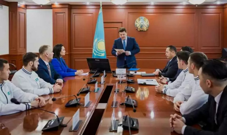 Асхат Оралов гимнастарға Президенттің құттықтау хатын табыстады